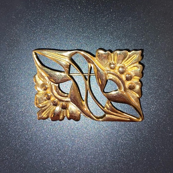 Vintage Floral Brooch. Gold Tone. Measurements in photos. - Picture 1 of 6